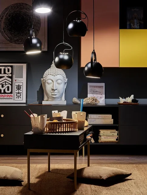 ciekawe zestawienie lamp w salonie
